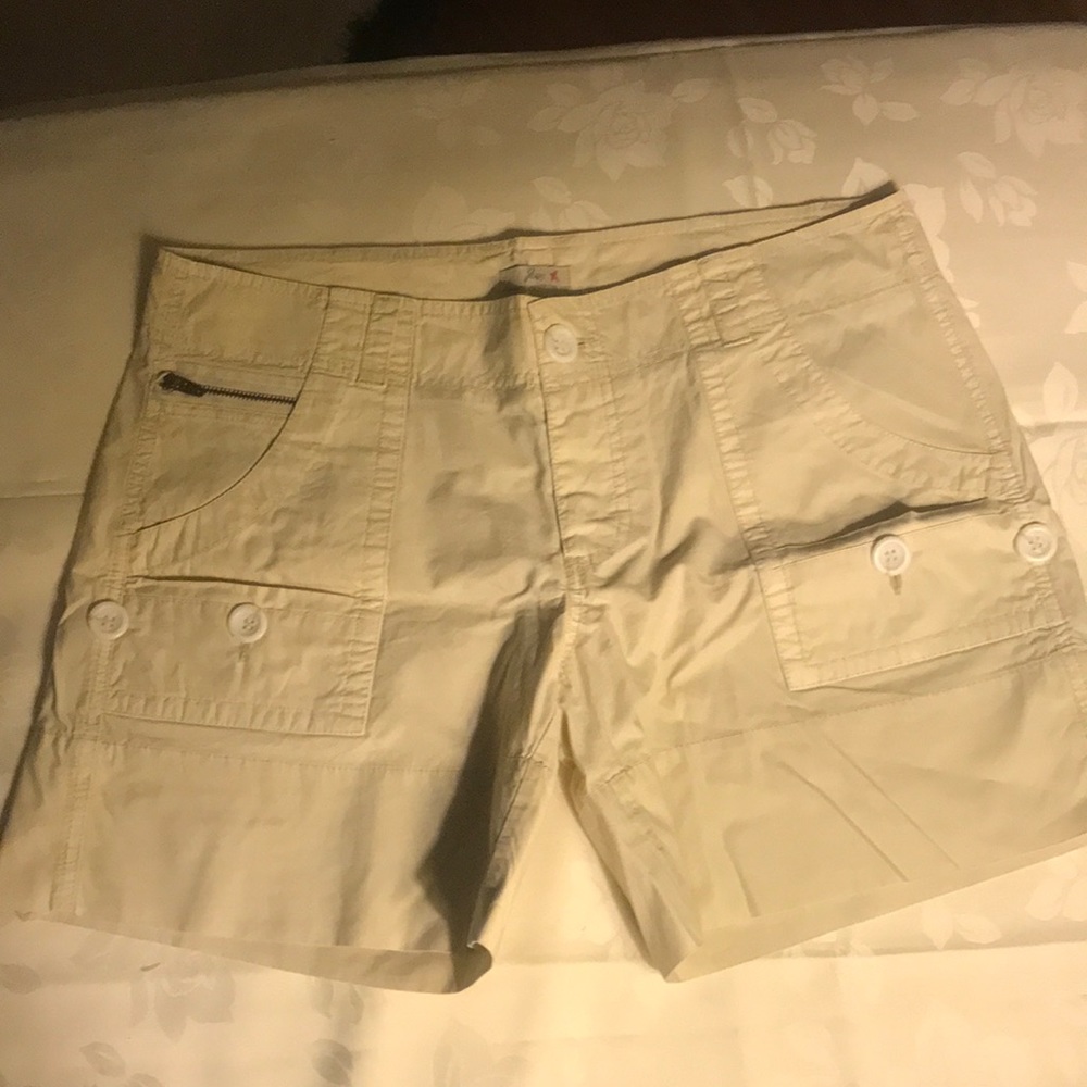 Joie women’s shorts, beige, light material. Perfect condition.